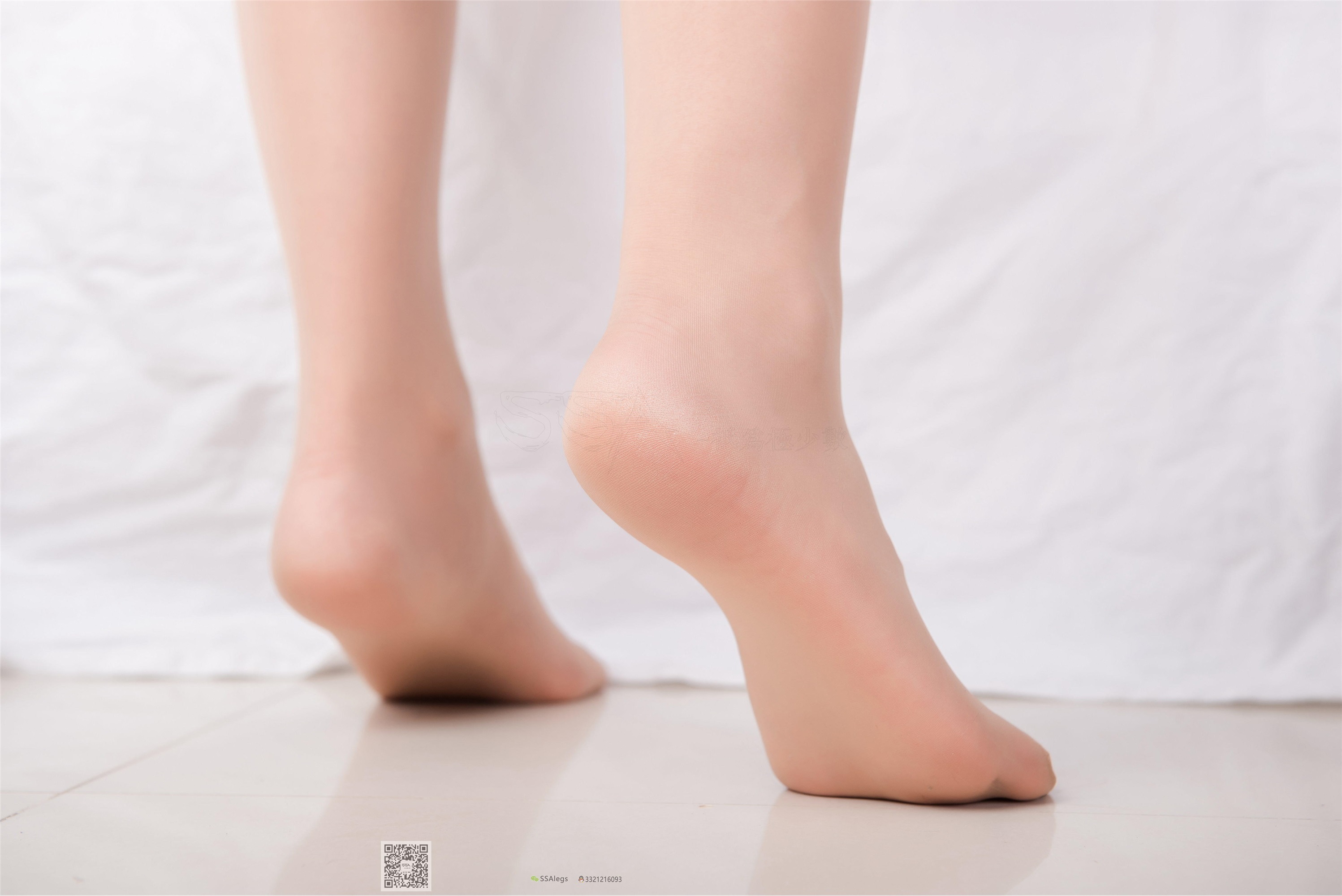 SSA丝社 NO.026 芷沫 混血美女的进口油亮咖啡色丝袜初体验